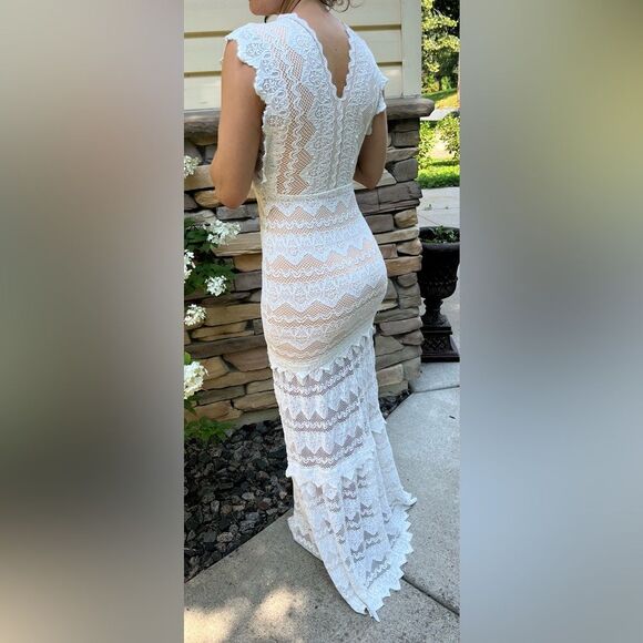 Nightcap by Carisa Rene Antoinette cream/nude lace overlay V-neck maxi dress, 1 - Picture 11 of 14